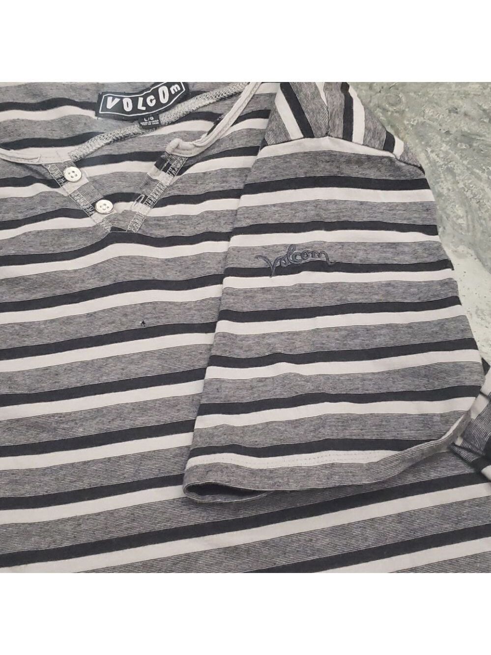 𝅺volcom Tee - Picture 3 of 5